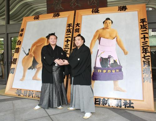 優勝額を背に握手を交わす白鵬（左）と日馬富士