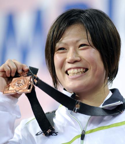 女子67キロ級で銅メダルを獲得し、笑顔の井上佳子