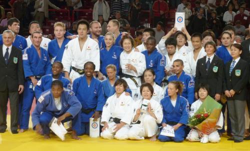 柔道の日仏対抗親善大会で記念撮影する日本とフランスの選手ら