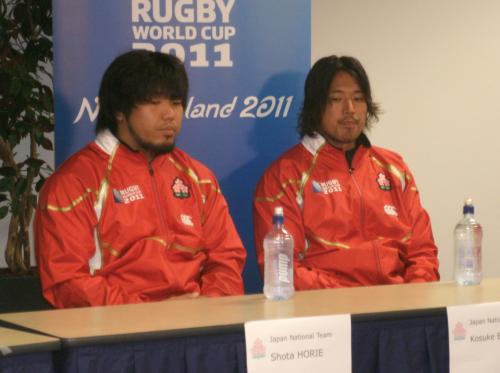 カナダ戦でＷ杯20年ぶり勝利を誓った日本代表ＷＴＢ遠藤（右）。左はフッカー堀江