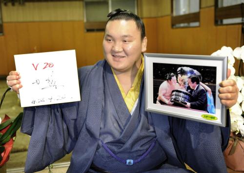大相撲秋場所で２場所ぶり20度目の優勝から一夜明け、笑顔で記者会見する横綱白鵬