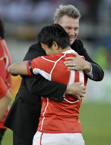 試合後、小野沢と抱き合うカーワン・ヘッドコーチ