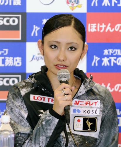 ジャパン・オープンを終え、記者会見する安藤美姫
