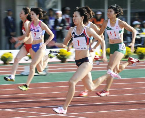 成年女子１００メートル決勝　11秒24の大会新記録でゴールする北海道・福島千里