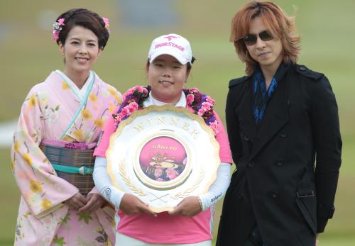 沢口靖子（左）、ＹＯＳＨＩＫＩ（右）とともに優勝杯を手に笑顔のアン