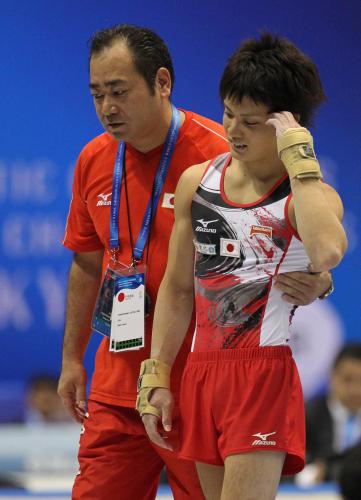 田中佑典は床で首付近を強打。立花監督（左）に付き添われ演技をやめる