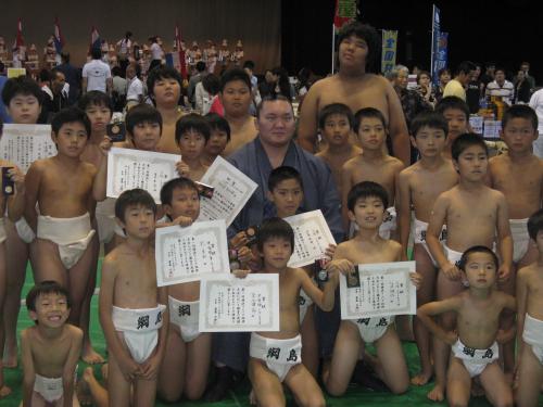ワンパク相撲大会に参加した子供たちと白鵬