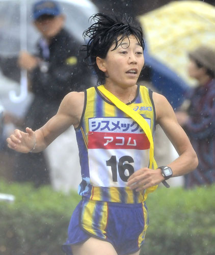 昨年の実業団女子駅伝西日本大会で強い雨が降る中、懸命の走りを見せた野口みずき