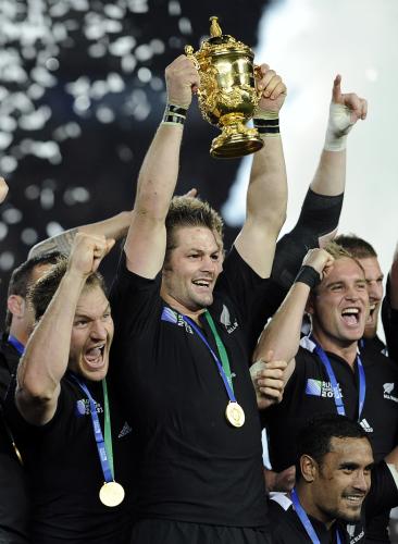 ラグビーの第７回Ｗ杯決勝でフランスを破り、黄金色の優勝杯「ウェブ・エリス・カップ」を掲げるニュージーランドのキャプテン、マコウ