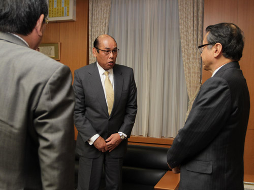 中川文科相（右）、奥村副大臣（左）にあいさつする放駒理事長