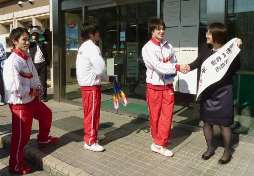 埼玉県草加市役所を表敬訪問し、職員と握手する内村航平（右から２人目）ら
