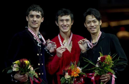 表彰台でメダルを掲げる（左から）２位のハビエル・フェルナンデス、優勝のパトリック・チャン、３位の高橋大輔