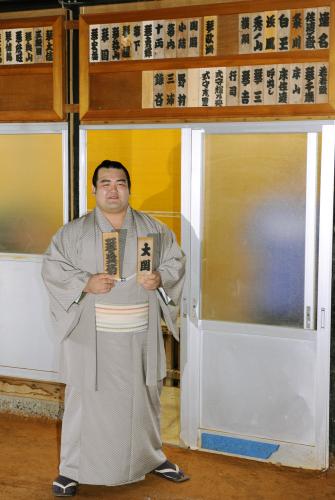 九州場所の新番付が発表され、部屋に掲げられる名札を手にする大関琴奨菊