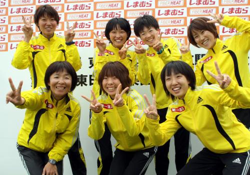 東日本実業団対抗女子駅伝で２連覇を達成し、喜ぶ第一生命の山下監督（前列左）と尾崎（後列右）ら選手たち
