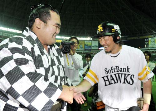 試合前に激励に訪れ、ソフトバンクの松田（右）と握手する新大関琴奨菊