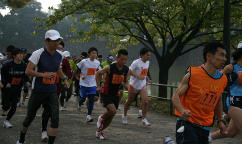 竹橋・和気清麻呂像前から一斉にスタートする男女１０キロの参加者