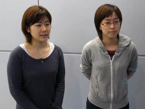 卓球のワールドチームカップで準優勝し、帰国した福原（左）と石川