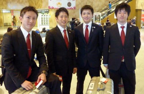 トランポリンの世界選手権に出発する（左から）外村哲也、上山容弘、伊藤正樹、坂本鷹志