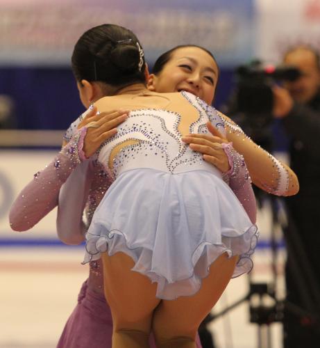 表彰式で、優勝した鈴木と抱き合う浅田