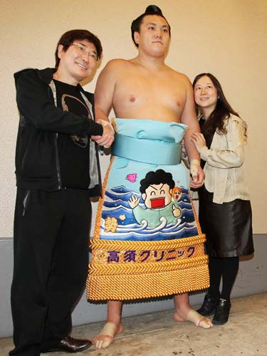 勢に西原さん（右）がデザインした化粧まわしをプレゼントした高須クリニックの高須院長