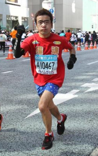 今年の東京マラソンで力走する猫ひろし