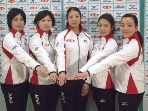 19日に開幕するカーリングのパシフィック・アジア選手権を前に、記者会見したカーリング女子日本代表・中部電力の市川美余主将（右から２番目）ら
