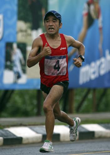 東南アジア大会の男子マラソンで力走する猫ひろし
