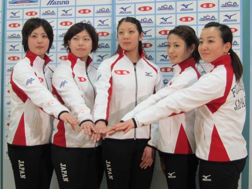 初めて日本代表のユニホームを着用し会見したカーリング女子日本代表の中部電力チーム。左から松村、佐藤、清水、市川、藤沢
