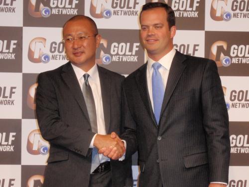 合同会見に出席したゴルフネットワーク・石井社長（左）と米ゴルフチャンネルのマッカーリー社長
