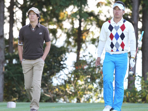 ＜カシオワールドオープンゴルフトーナメント＞初日の９番、ティーショットを放ち、並んで歩き出す石川遼（左）と松山