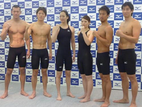 ミズノが発表した、ロンドン五輪向け競泳水着を着た寺川綾（左から３人目）ら
