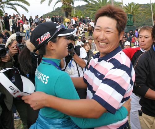 優勝を決め、妻・梢さんと抱き合って喜ぶ高山忠洋