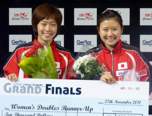 女子ダブルスで準優勝し、表彰式で笑顔を見せる福原（右）、石川組