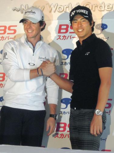 テレビ番組で対戦し、ロリー・マキロイ（左）と握手を交わす石川遼