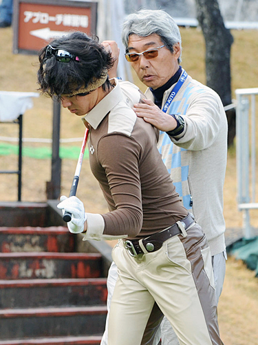 試合が中止になり、練習場で父・勝美さん（右）からアドバイスを受ける石川遼