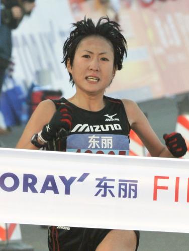 東レ上海マラソンのハーフマラソン女子に出場し、１時間10分22秒で優勝した絹川愛