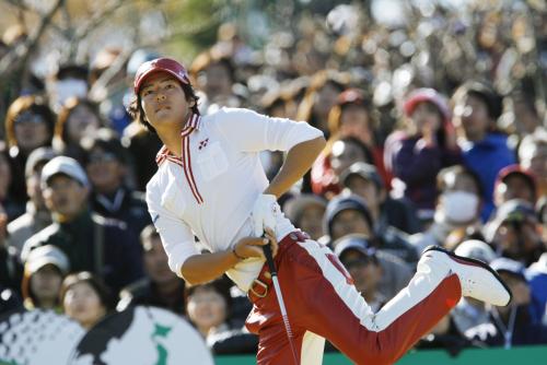 最終日、10番ティーショットを放った石川遼は、左足を上げてボールの行方を追う。３位となり今季の国内優勝はなかった