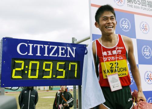 日本人トップの３位となり、ゴールタイムを示す時計の前で笑顔を見せる川内優輝