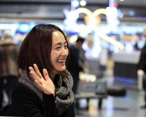 ２季ぶりの復帰戦へ、笑顔で渡米する上村愛子