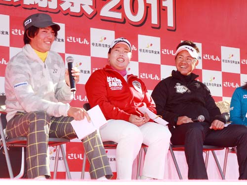 トークショーの内容が彼女の話題に及び、照れまくる石川（左）。同席した（右から）藤田、アン・ソンジュも笑顔