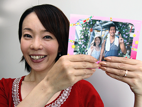 競輪選手・桜川雅彦との２ショット写真を手に笑顔をみせる千葉真子、左手薬指には結婚指輪がキラリ