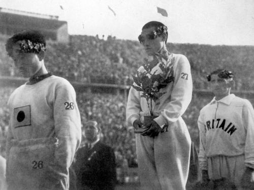 １９３６年のベルリン五輪男子マラソンで優勝した孫基禎選手（中央）