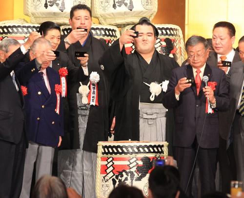 大関昇進披露パーティーで出席者らとともに乾杯する琴奨菊（中央）。左隣りは佐渡ケ嶽親方