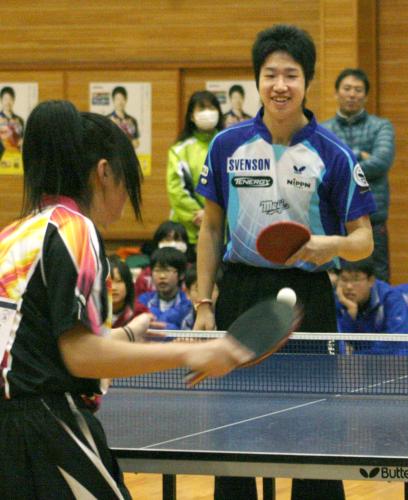 東日本大震災で被災した中学生と交流する、卓球男子ロンドン五輪代表の水谷隼選手