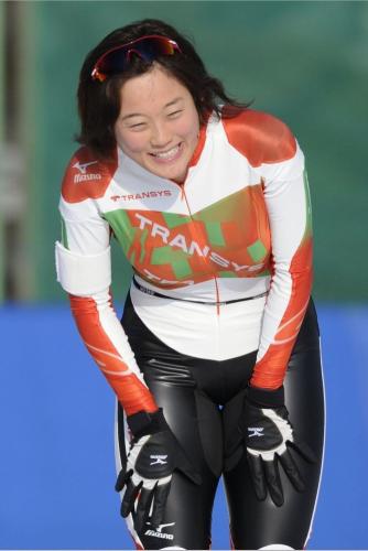 女子５０００メートルでリンク新記録の１位でゴールし、笑顔を見せる石沢志穂