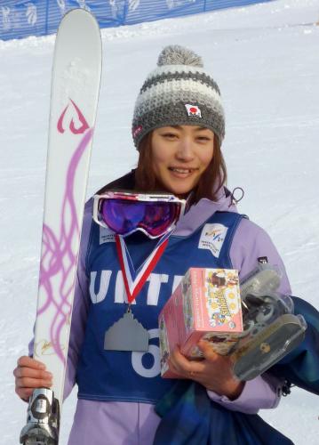 ２季ぶりの復帰戦を２位で飾り、表彰式で笑顔を見せる上村愛子