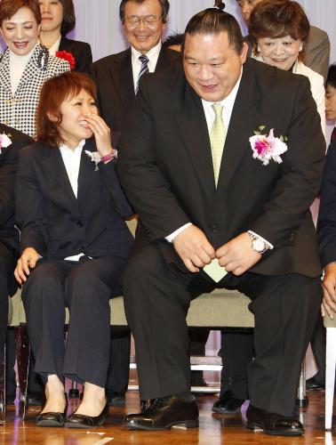 表彰式で、隣に座った浅香山親方（右）の巨体に驚く丸山桂里奈