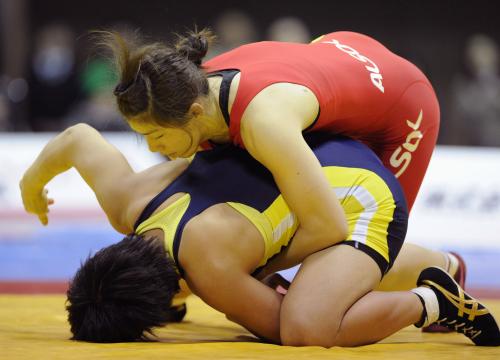 　女子55キロ級決勝　村田夏南子（下）を破って優勝、ロンドン五輪代表を決めた吉田沙保里