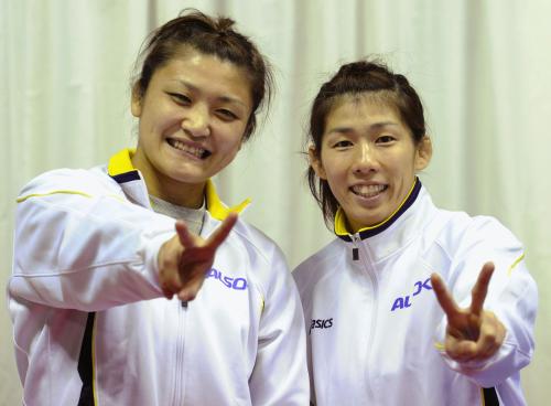 ロンドン五輪代表を決め、ポーズをとる女子63キロ級の伊調馨（左）と同55キロ級の吉田沙保里