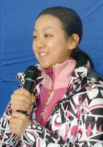 フィギュアスケートの全日本選手権から一夜明け、記者会見する浅田真央